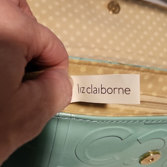 Liz Claiborne Green Shoulder Bag with Textured Finish - Picture 2 of 8